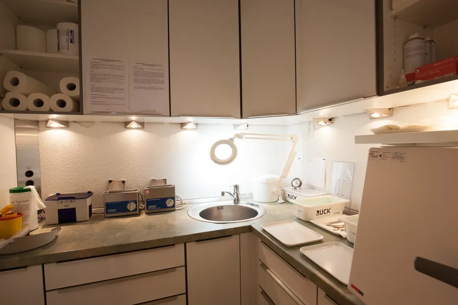 Hygieneraum mit Ultraschallbädern und Sterilisator