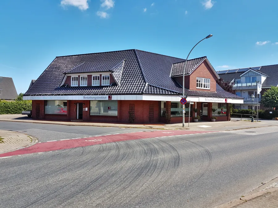 Das Praxisgebäude an der Hauptstraße in Rellingen unter blauem Himmel